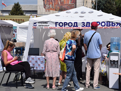 В жару, зато бесплатно: саратовцы стояли в очередях к врачам на Театральной площади