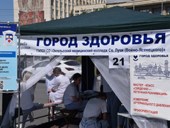 В жару, зато бесплатно: саратовцы стояли в очередях к врачам на Театральной площади