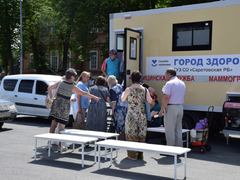 В жару, зато бесплатно: саратовцы стояли в очередях к врачам на Театральной площади