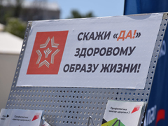 В жару, зато бесплатно: саратовцы стояли в очередях к врачам на Театральной площади
