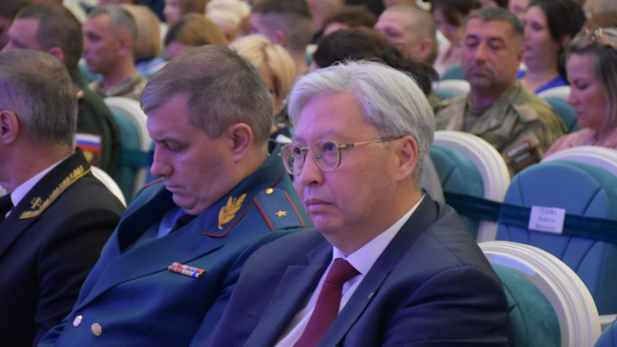 Саратовской семье с 9 детьми вручили орден Родительская слава