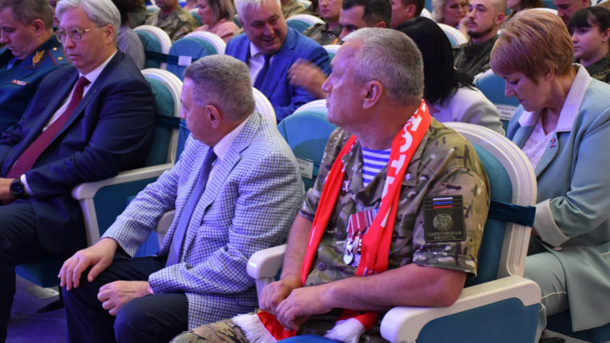 Саратовской семье с 9 детьми вручили орден Родительская слава