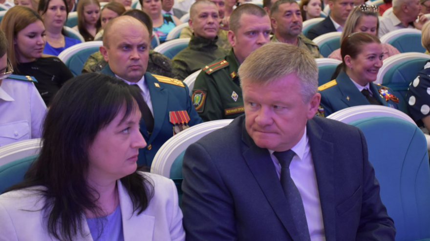 Саратовской семье с 9 детьми вручили орден Родительская слава
