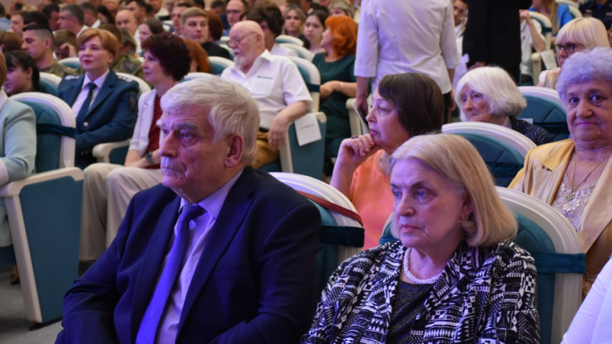 Саратовской семье с 9 детьми вручили орден Родительская слава
