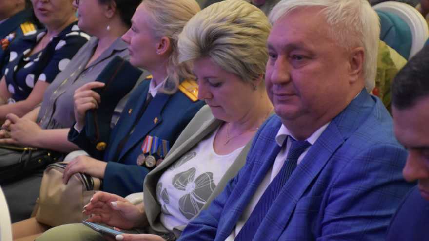 Саратовской семье с 9 детьми вручили орден Родительская слава
