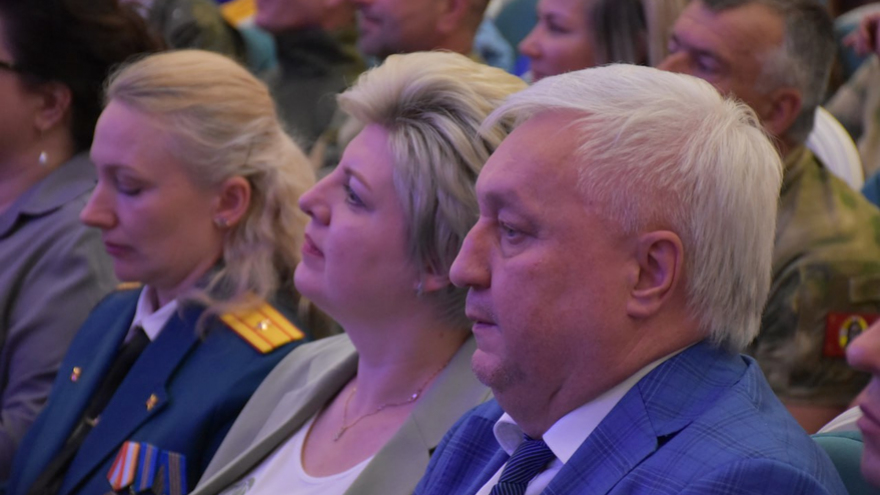 Саратовской семье с 9 детьми вручили орден Родительская слава