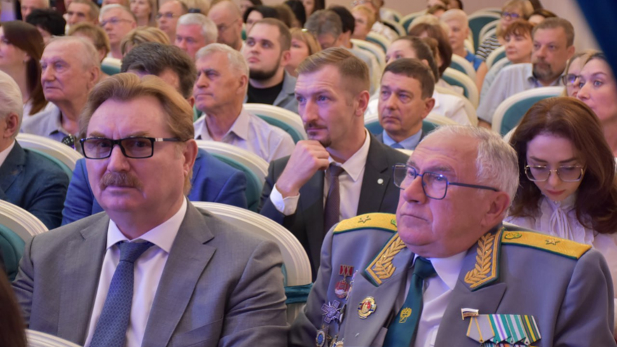 Саратовской семье с 9 детьми вручили орден Родительская слава
