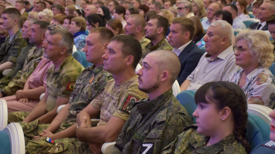 Саратовской семье с 9 детьми вручили орден Родительская слава