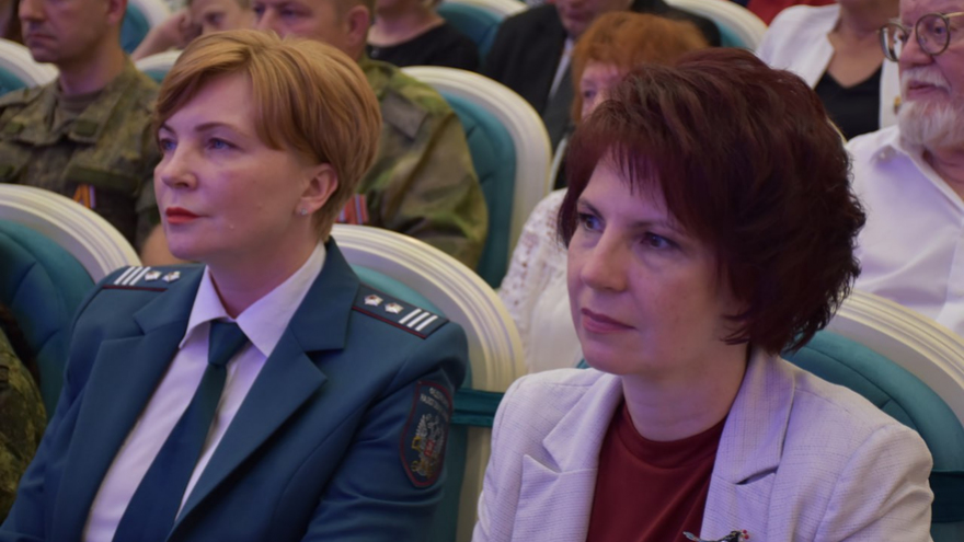Саратовской семье с 9 детьми вручили орден Родительская слава