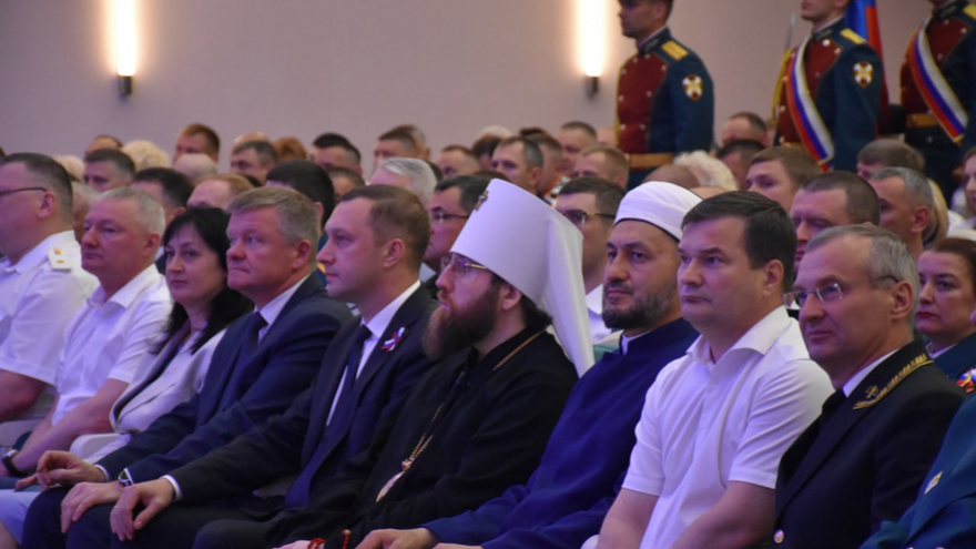 Саратовской семье с 9 детьми вручили орден Родительская слава