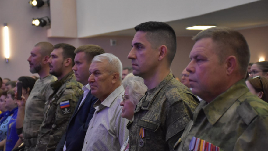 Саратовской семье с 9 детьми вручили орден Родительская слава