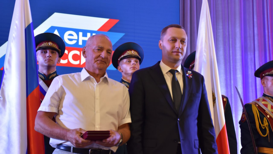 Саратовской семье с 9 детьми вручили орден Родительская слава
