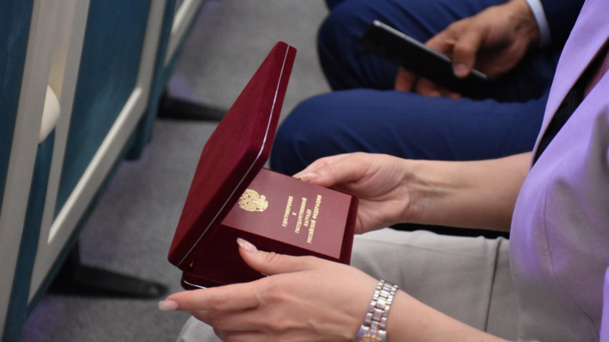 Саратовской семье с 9 детьми вручили орден Родительская слава