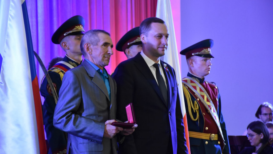 Саратовской семье с 9 детьми вручили орден Родительская слава