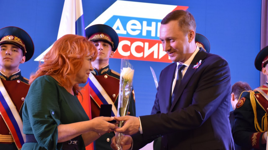 Саратовской семье с 9 детьми вручили орден Родительская слава