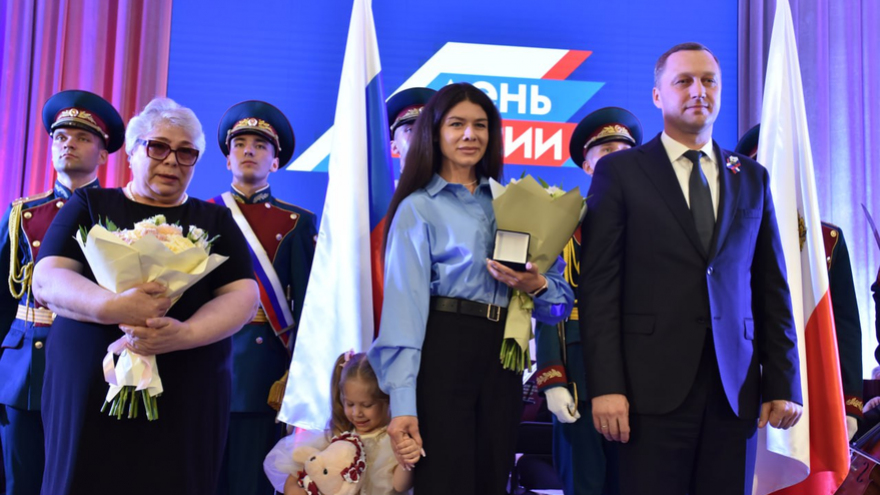 Саратовской семье с 9 детьми вручили орден Родительская слава