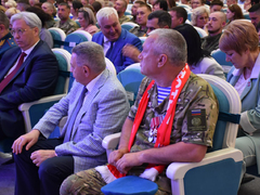 Саратовской семье с 9 детьми вручили орден Родительская слава