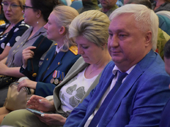 Саратовской семье с 9 детьми вручили орден Родительская слава