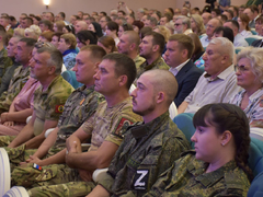 Саратовской семье с 9 детьми вручили орден Родительская слава