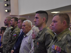 Саратовской семье с 9 детьми вручили орден Родительская слава