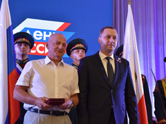 Саратовской семье с 9 детьми вручили орден Родительская слава