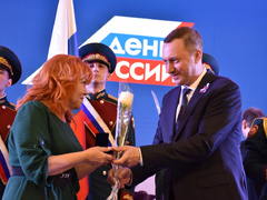 Саратовской семье с 9 детьми вручили орден Родительская слава