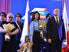 Саратовской семье с 9 детьми вручили орден Родительская слава