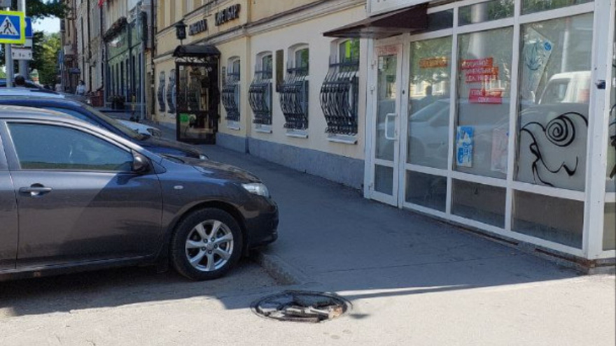 В центре Саратова заметили ямы в форме следов великана