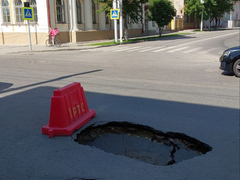 В центре Саратова заметили ямы в форме следов великана