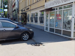 В центре Саратова заметили ямы в форме следов великана