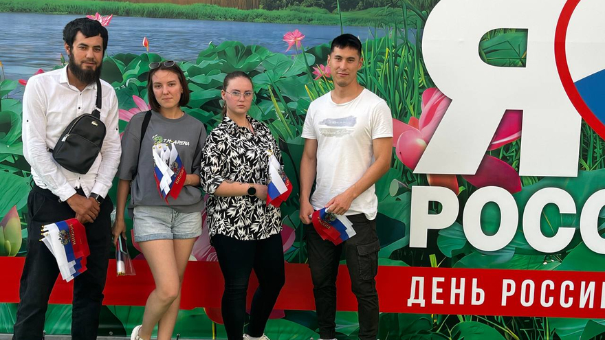 Провели викторину, раздали флажки и ленты с триколором: на ПривЖД прошли акции ко Дню России