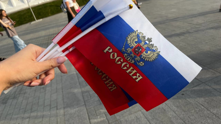 Провели викторину, раздали флажки и ленты с триколором: на ПривЖД прошли акции ко Дню России