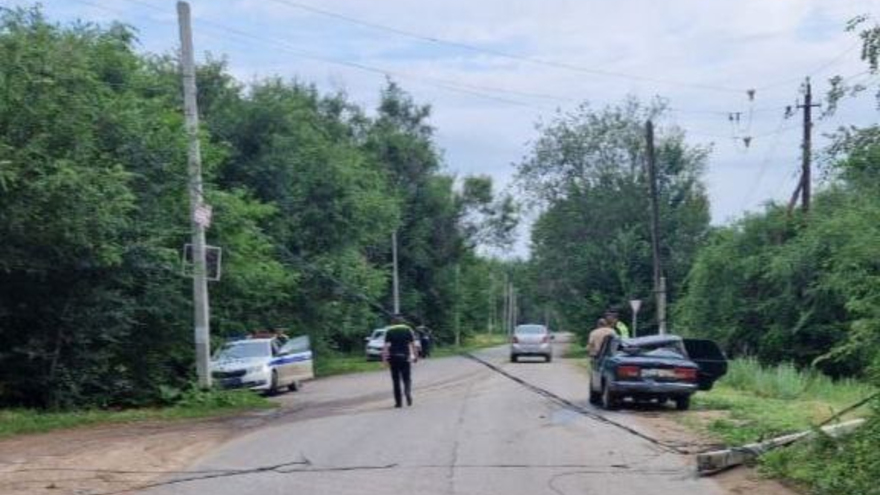Под Энгельсом пенсионер помял семерку и опрокинул столб