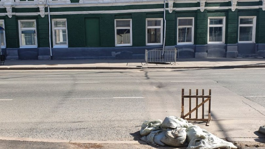 В двух шагах от правительства проваливается асфальт