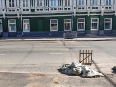 В двух шагах от правительства проваливается асфальт