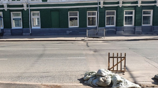 В двух шагах от правительства проваливается асфальт