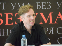 Нерв сегодняшнего времени: саратовцам на сцене ТЮЗа покажут эгокомедию Без ума от горя