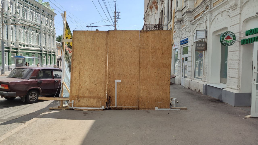 В центре Саратова на тротуаре строят ларек
