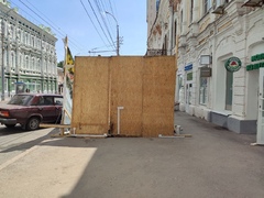 В центре Саратова на тротуаре строят ларек
