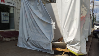 В центре Саратова на тротуаре строят ларек