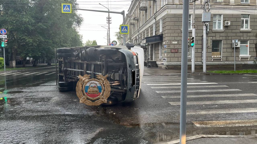 В центре Саратова перевернулся грузовик