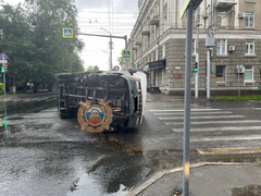 В центре Саратова перевернулся грузовик