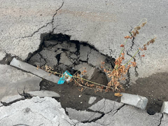 Саратовец: около перинатального центра изуродовали и забросили дорогу
