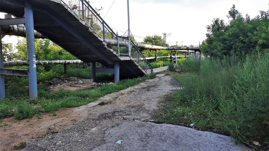 Саратовцы пожаловались на забытый всеми тротуар на пути в больницу и СГТУ