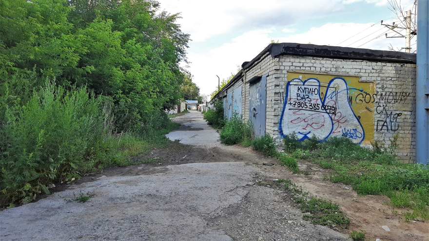 Саратовцы пожаловались на забытый всеми тротуар на пути в больницу и СГТУ