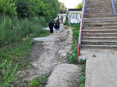 Саратовцы пожаловались на забытый всеми тротуар на пути в больницу и СГТУ