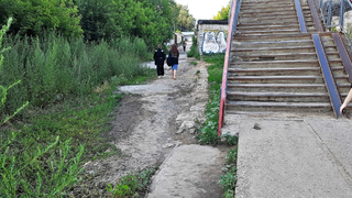 Саратовцы пожаловались на забытый всеми тротуар на пути в больницу и СГТУ