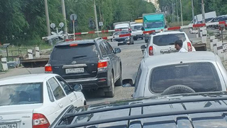 Очевидец пожаловался на нарушителей, которые создают пробки перед переездом