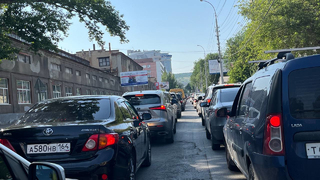 Саратов встал в многокилометровых пробках