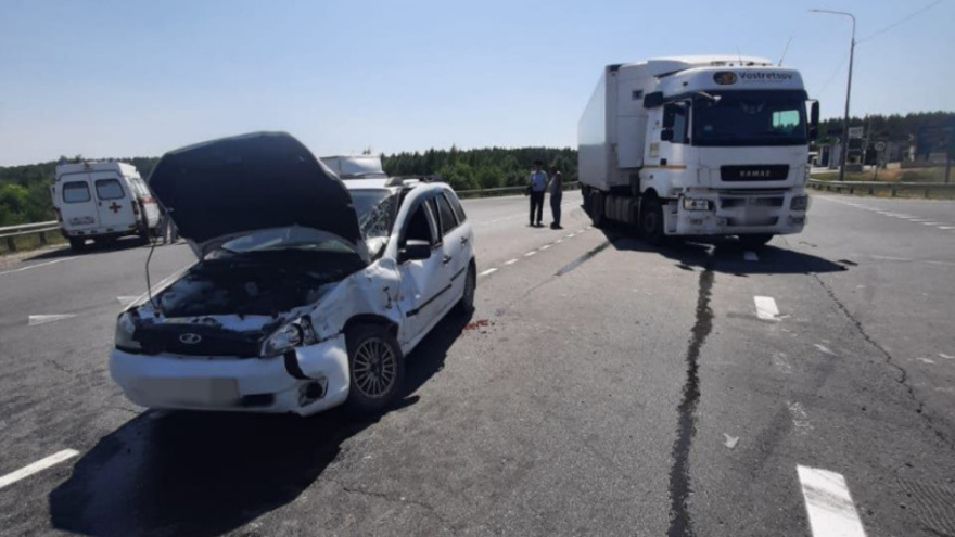 Под Хвалынском в ДТП с КамАЗом пострадала пенсионерка